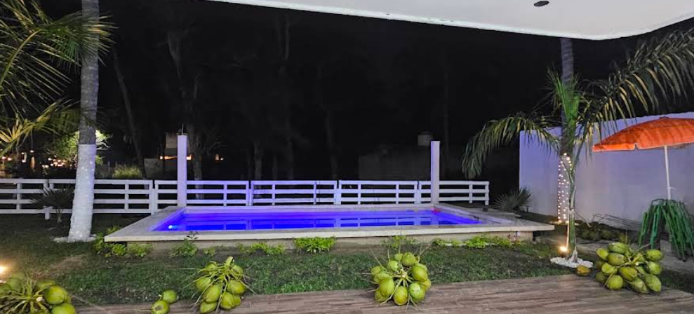 Alberca de noche iluminada