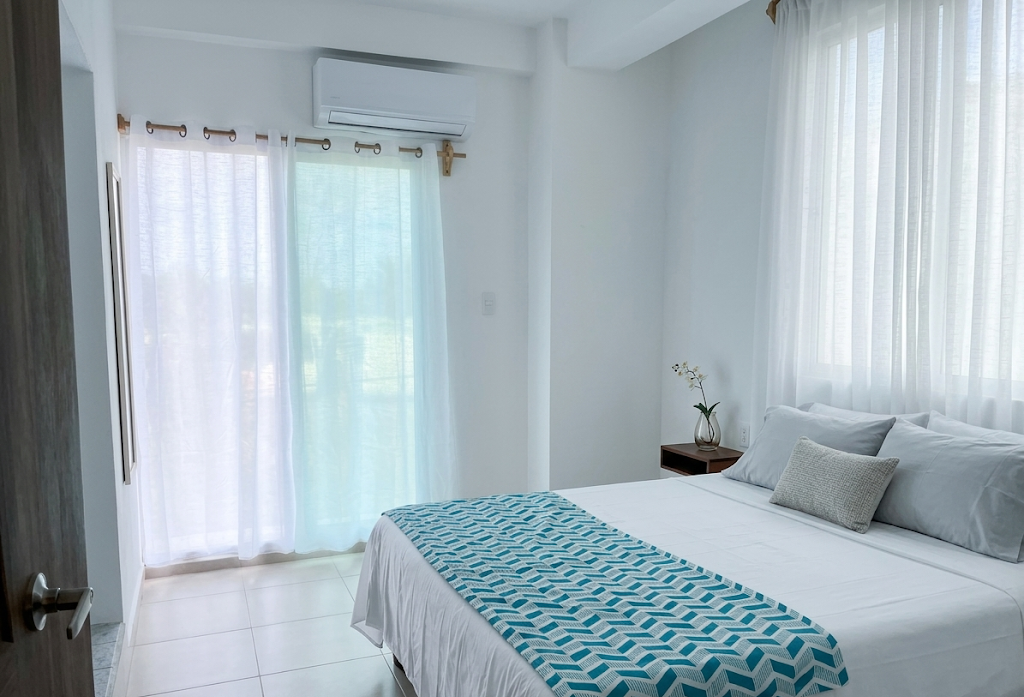 Habitación elegante con aire acondicionado y vista al mar
